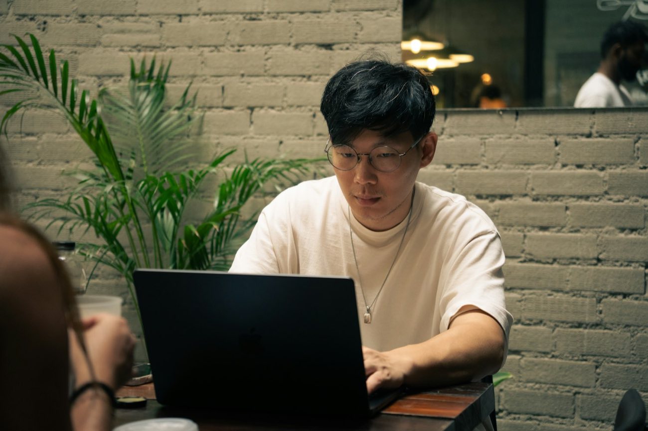 Man working on a laptop in a cafe